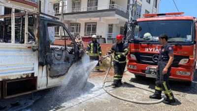 Defne ilçesinde meydana gelen araç yangını sonrasında Antakya İtfaiye İstasyonu