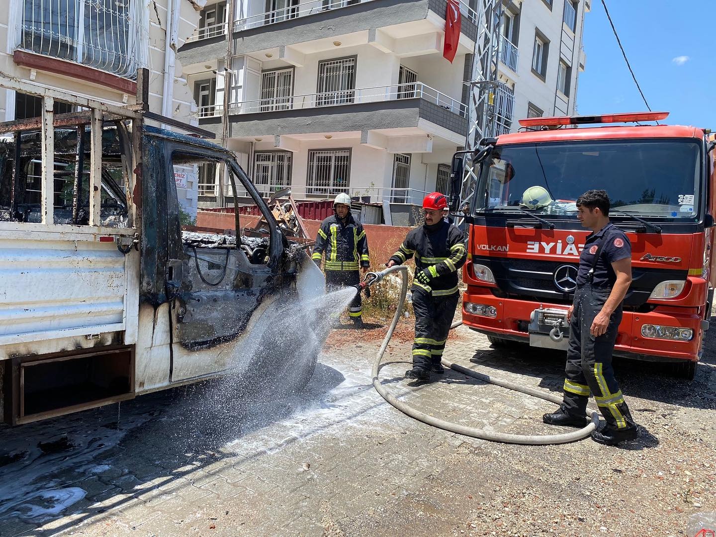 Defne’de araç yangını söndürüldü