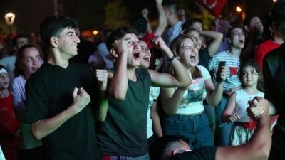 Hatay’ın Arsuz ilçesinde vatandaşlar karşılaşmayı Karaağaç Övündük Mahallesi’ndeki Fahura Parkı’nda,