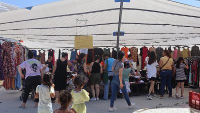 Hatay’ın Defne ilçesindeki Uğur Mumcu Bulvarı’nda kurulan Salı Pazarı, diğer