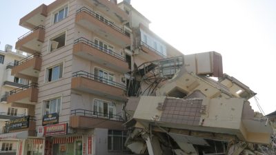 Hatay’ın Defne ilçesinde, yıkım çalışmaları sırasında 6 katlı bir bina,