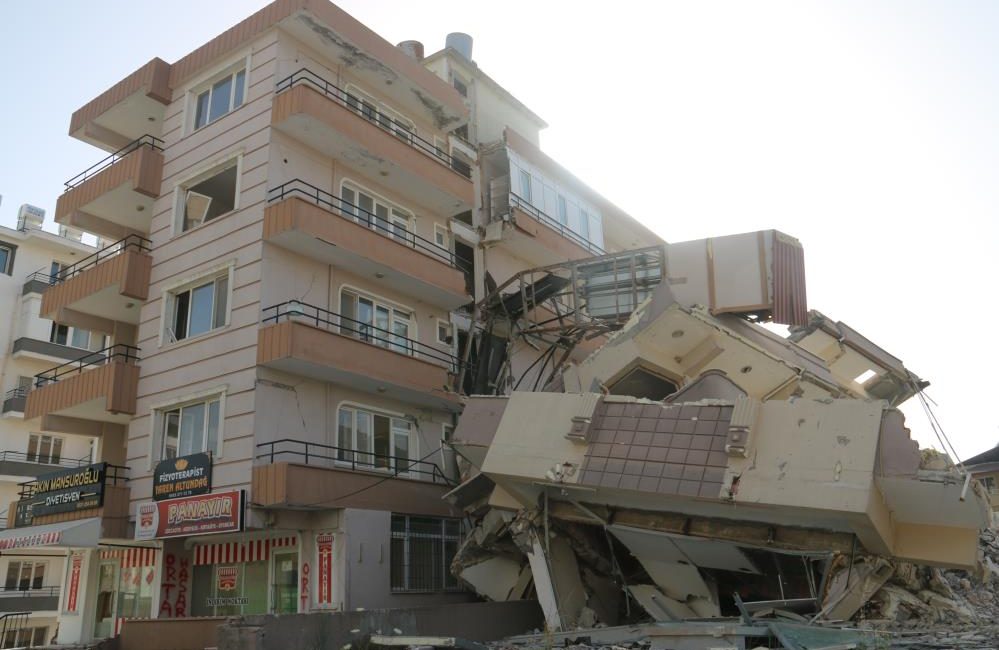 Hatay’ın Defne ilçesinde, yıkım