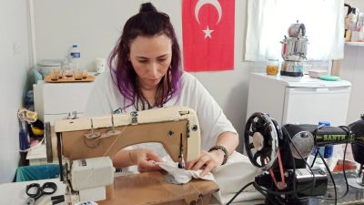 İskenderun’da, İbrahim Çeçen Vakfı tarafından kurulan konteyner kentte, depremzede kadınlar