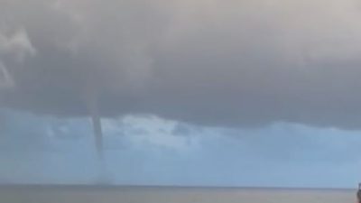 Hatay’ın İskenderun ilçesinde sabah saatlerinde etkili olan yağışlı hava, körfezde