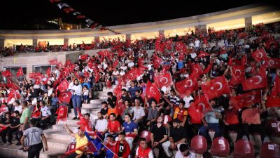 Hatay’da vatandaşlar, maçı merkez Antakya ilçesindeki EXPO Kisecik Amfi Tiyatro