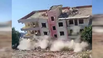 Hatay’ın İskenderun ilçesinde, depremde ağır hasar gören bir binanın kontrollü