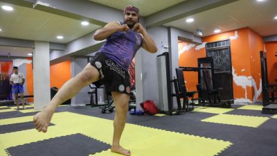 Hatay’da fitness antrenörlüğü yapan Ali Erdoğmuş’un muz ağaçlarını tekme darbeleriyle