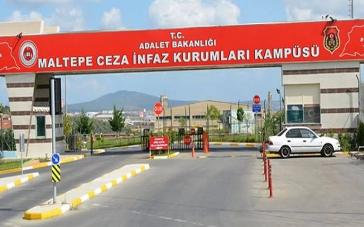 Cezaevinde mahpuslar yerde yatıyor