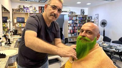 Hatay'da kızıyla yaşadığı diyalog sonrası sakallarını boyamaya başlayan ve renkli