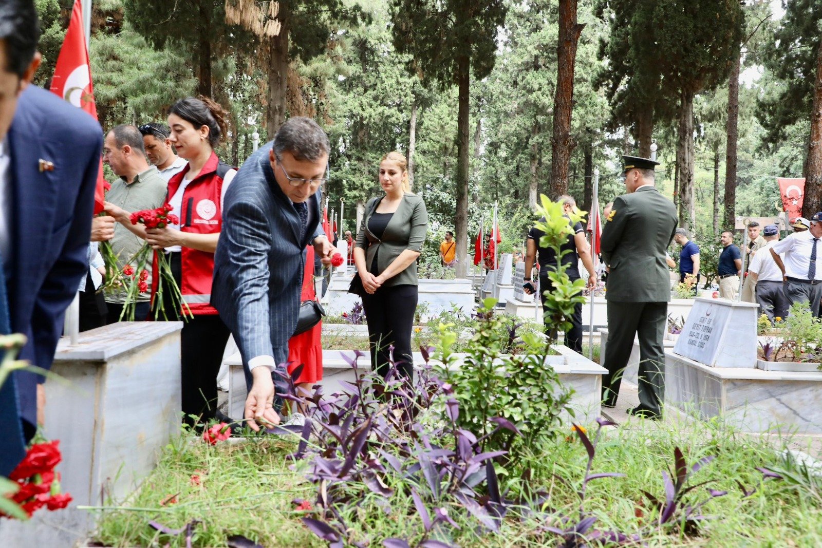 Dönmez’den şehitlik ziyareti