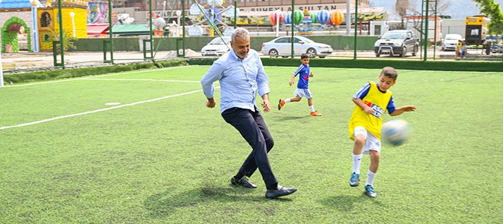 Öntürk, Genç Futbolcularla Buluştu