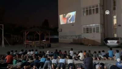 Hatay’ın Dörtyol ilçesinde Kur’an kursu öğrencilerine yönelik açık hava sinema
