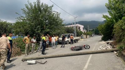 Hatay’ın Dörtyol ilçesinde meydana gelen kazada, üzerine elektrik direği devrilen