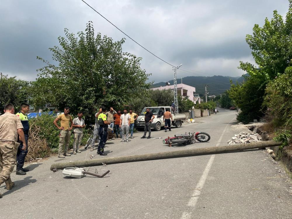 Elektrik direği devrildi bir kişi yaralandı