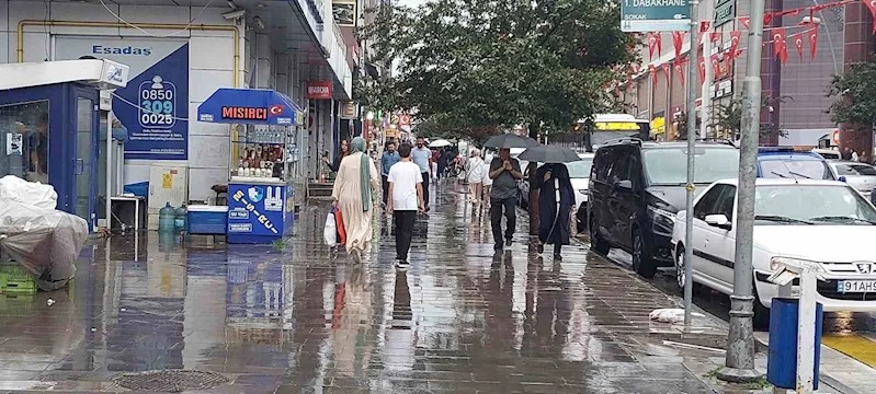 Hatay Sıcaklarla Boğuşurken Erzurum Sel Altında