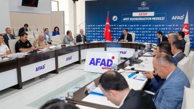 Hatay Valisi Mustafa Masatlı başkanlığında, Hatay Büyükşehir Belediyesi temsilcileri, rektörler,