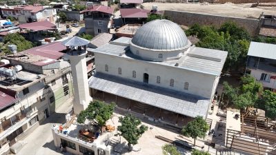 Altınözü ilçesine bağlı Karsu Mahallesi’nde yer alan Nezahat Çeçen Camii,