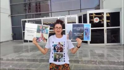 Kahramanmaraş depremlerinde kaybettiği yakınları için adalet arayışını Hatay Adliyesi önünde