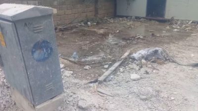 Samandağ-Çevlik’te devam eden yıkım çalışmalarında, kepçelerin yol, su boruları ve