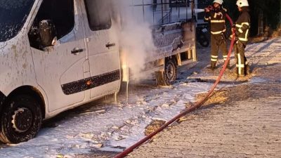 Hatay’ın Antakya ilçesinde Serinyol Mahallesi’nde park halindeki bir pikap, henüz