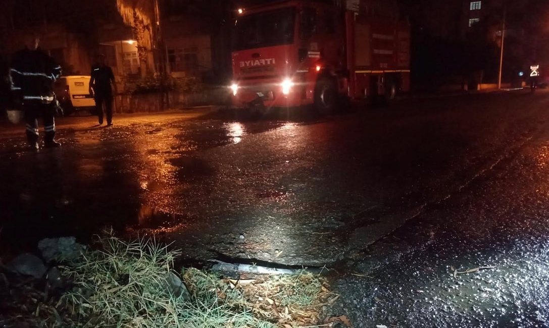 Dörtyol’da şiddetli yağış sırasında