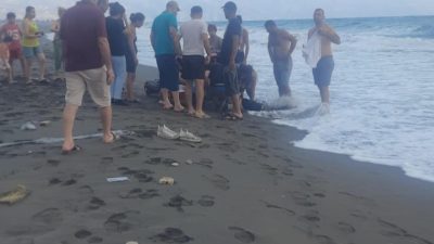 Hatay’ın Samandağ ilçesi Çevlik sahilinde, denize giren 2 kişi boğulma