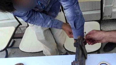 Kumlu İlçesi’nde bir vatandaş, eline sıkışan kelepçeyle büyük bir sıkıntı