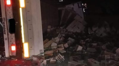 Erzin-Dörtyol karayolu üzerinde tuğla yüklü bir tır, sürücüsünün kontrolünü kaybetmesi