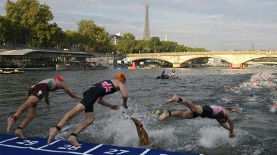 Paris’te bugün yapılması planlanan triatlon erkekler yüzme yarışı, Seine Nehri’ndeki