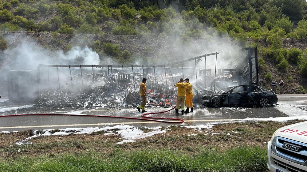 Kaza sonrası iki araç yanarak kül oldu