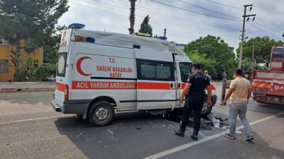 Hatay’ın Dörtyol ilçesine bağlı Ocaklı Mahallesi’nde bir ambulansın devrilmesi sonucu