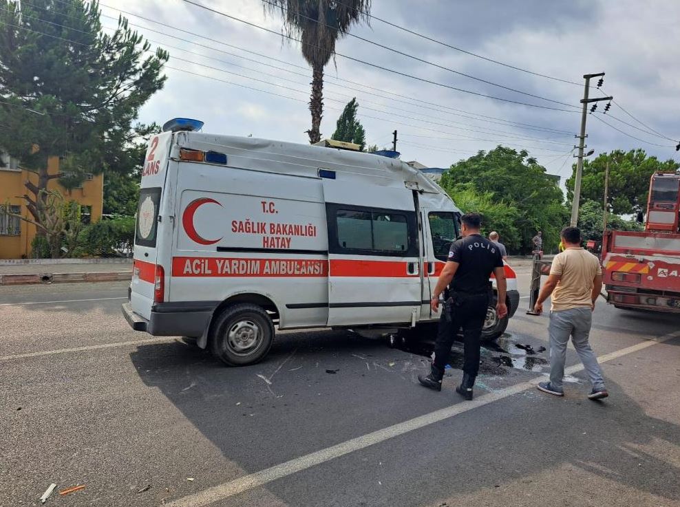 Ambulans Kaza Yaptı: 2 Yaralı