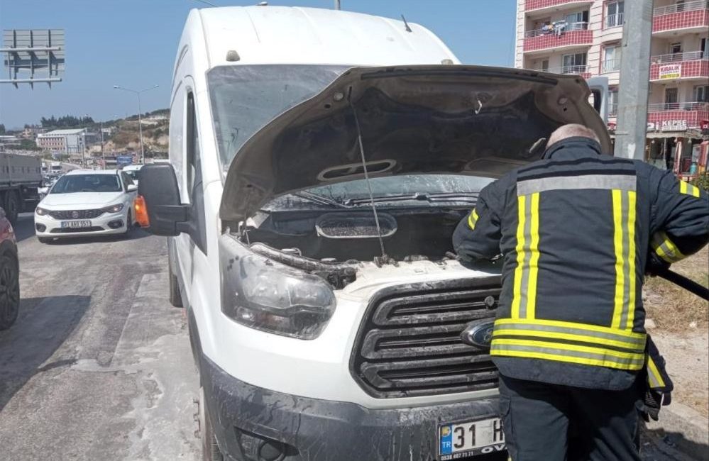 Hatay’ın Defne ilçesine bağlı Subaşı Mahallesi’nde bir araç yangını meydana