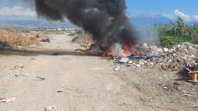 Hatay’ın Samandağ ilçesine bağlı Çevlik Mahallesi çevre yolunda moloz döküm