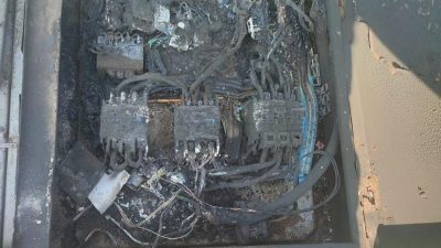 Hatay’ın Kumlu ilçesinde, Doğuayrancı Mahallesi’nde bulunan bir elektrik panosunda yangın