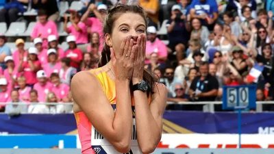 Ukraynalı atlet Yaroslava Mahuchikh, Bulgar Stefka Kostadinova’nın 1987’den beri elinde