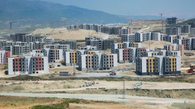 Toplu Konut İdaresi Başkanlığı (TOKİ) tarafından mahallede yapımına başlanan konutları,