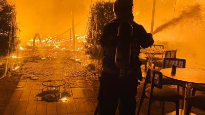 Hatay’ın Defne ilçesine bağlı Çekmece Mahallesi’nde bir inşaat malzemeleri satan