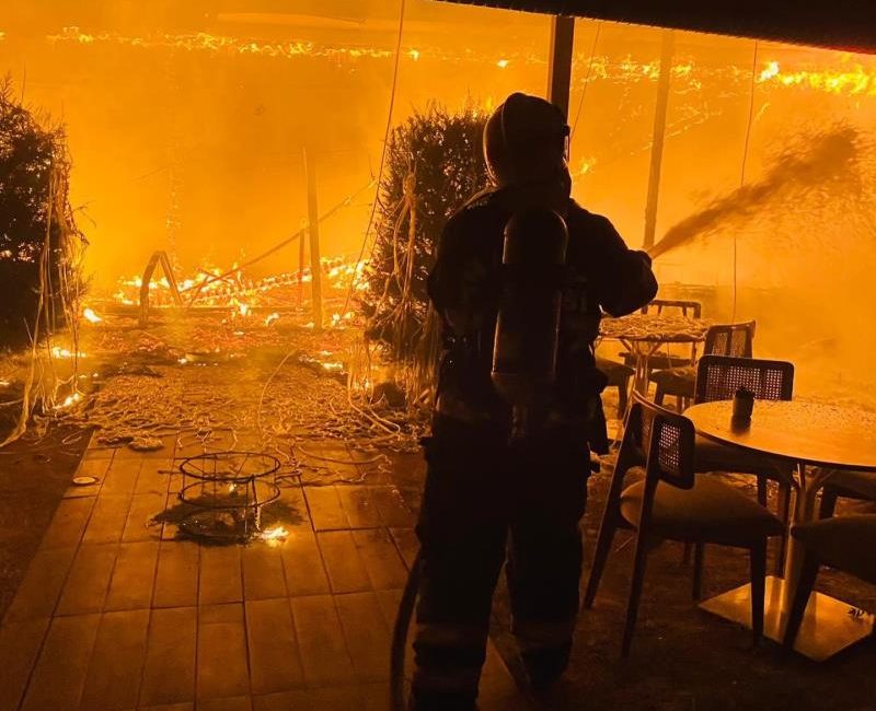 Hatay’ın Defne ilçesine bağlı Çekmece Mahallesi’nde bir inşaat malzemeleri satan