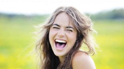 Kalp krizi riskini azaltmanın en keyifli yolu: gülmek! Son araştırmalar,