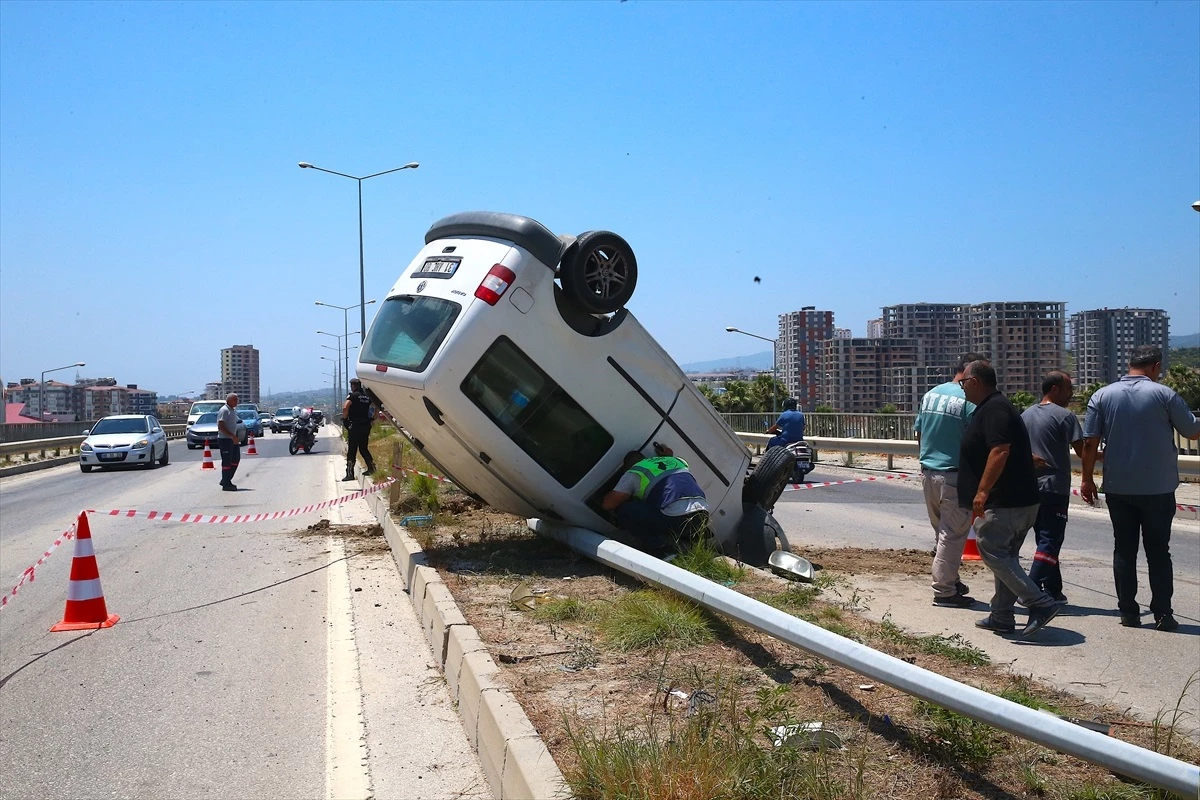 Aydınlatma direğine çarpan araçta 3 yaralı