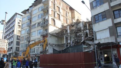 Antakya’nın Kışlasaray Mahallesi’nde yaşayan 250 daire sakini, yaklaşık 1000 kişi,