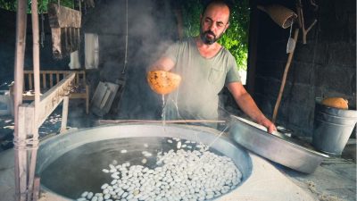 Hatay’ın Defne ilçesine bağlı Gümüşgöze Mahallesi’nde, geçmişten günümüze geleneksel yöntemlerle