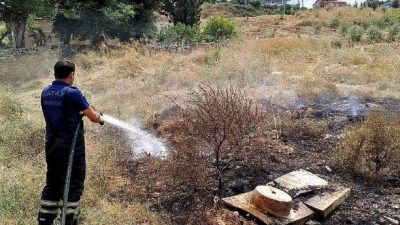 Hatay’ın Erzin İlçesi İsalı Mahallesi Kümeevler mevkiinde çıkan ot yangını,