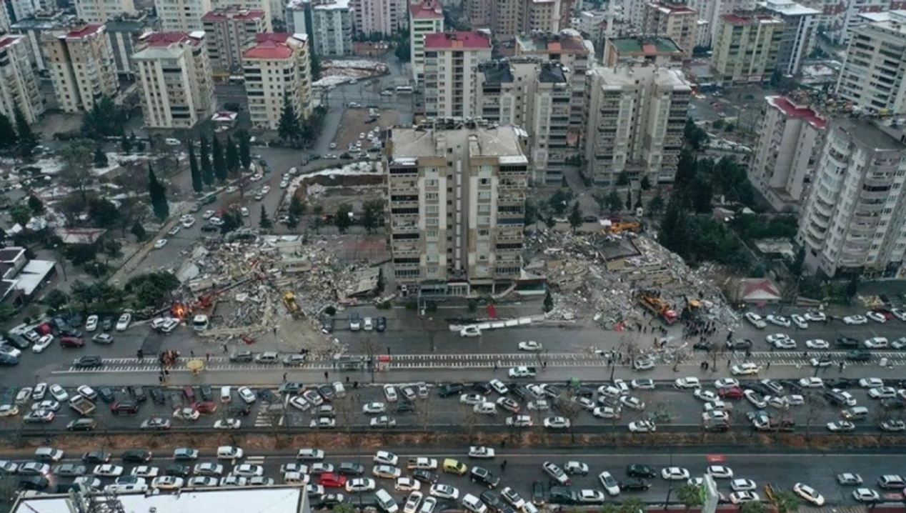 Yıkılan binanın müteahhidi ölenleri suçladı