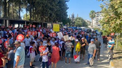 Oldukça kalabalıklaşan Barınma hakkı mitinginde çevik kuvvetin ve polisin yürüyüşe