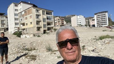 Antakya’nın sevilen simalarında Fevzi Günal depremden aylar sonra gittiği mahallesinde