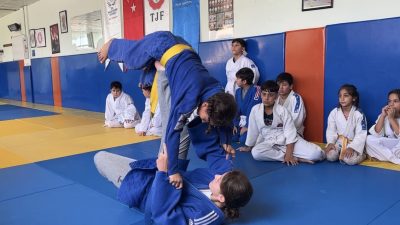 Hatay’ın İskenderun ilçesinde spor eğitimi verilen Gençlik Yaz Okulları’na 3