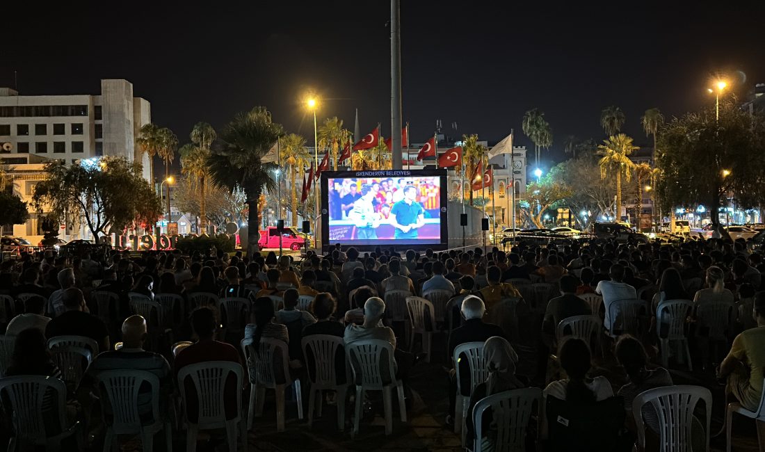 Hatay’ın İskenderun ilçesinde vatandaşlar,