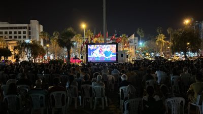 Hatay’ın İskenderun ilçesinde vatandaşlar, Türkiye Süper Kupa maçında Galatasaray-Beşiktaş mücadelesini